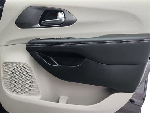 Used 2023 Chrysler Pacifica Touring-L image 23