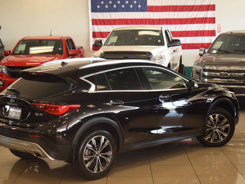 Used 2018 INFINITI QX30 Premium w/ Navigation Package AWD/4WD image 28