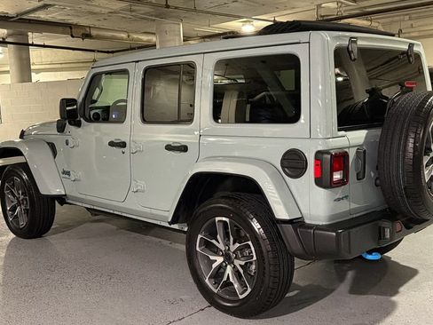 Used 2024 Jeep Wrangler Unlimited w/ Convenience Group AWD/4WD image 3