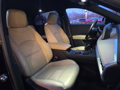 Used 2025 Cadillac XT4 Premium Luxury image 28