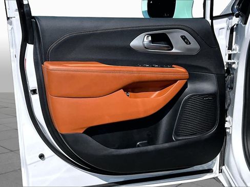 Used 2024 Chrysler Pacifica Pinnacle FWD image 26