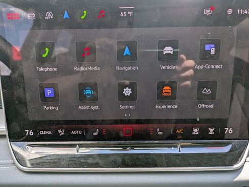 Used 2025 Volkswagen Tiguan SE w/ Panoramic Sunroof Package AWD/4WD image 23