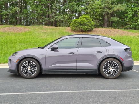 Certified 2025 Porsche Macan 4 Electric AWD/4WD image 2