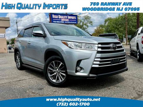 Used 2018 Toyota Highlander XLE AWD/4WD image 1
