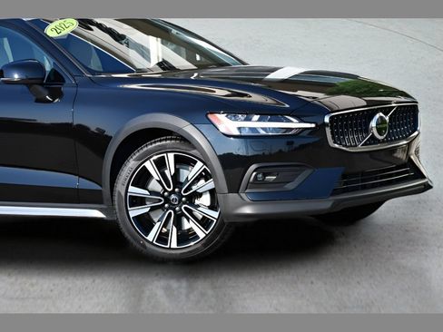 Certified 2025 Volvo V60 B5 Cross Country Ultra AWD/4WD image 10