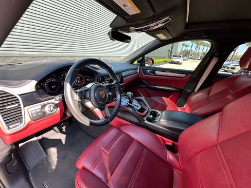 Used 2023 Porsche Cayenne Platinum Edition image 4