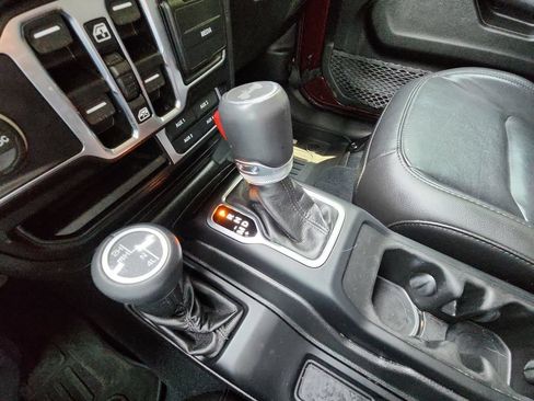 Used 2022 Jeep Wrangler Unlimited Sahara AWD/4WD image 18