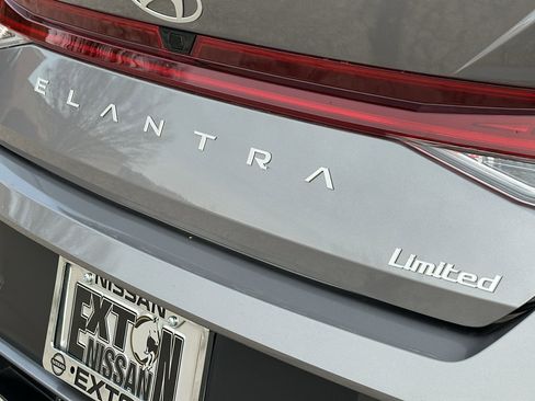 Used 2024 Hyundai Elantra Limited image 9