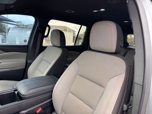 Used 2025 Chevrolet Traverse LT image 9