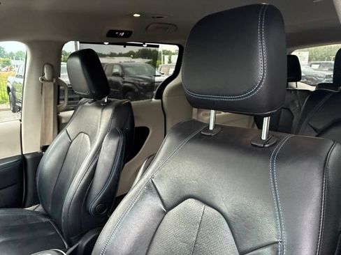 Used 2021 Chrysler Pacifica Touring-L FWD image 4