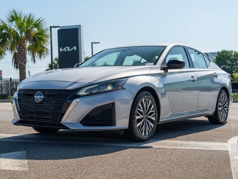 Used 2025 Nissan Altima 2.5 SV FWD image 3