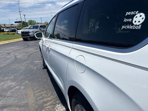 Used 2018 Chrysler Pacifica Limited FWD image 10