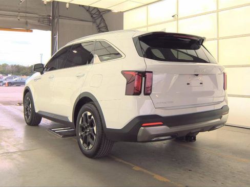 Used 2025 Kia Sorento S w/ Panoramic Sunroof Package image 9