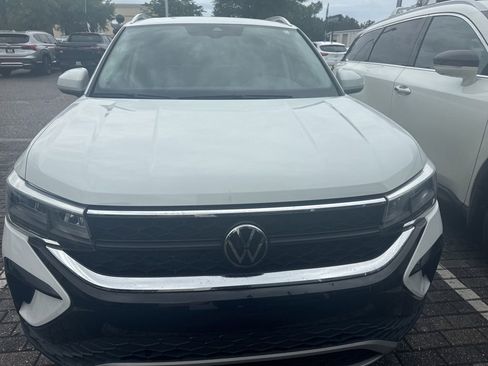 Used 2023 Volkswagen Taos SE w/ Panoramic Sunroof Package FWD image 4
