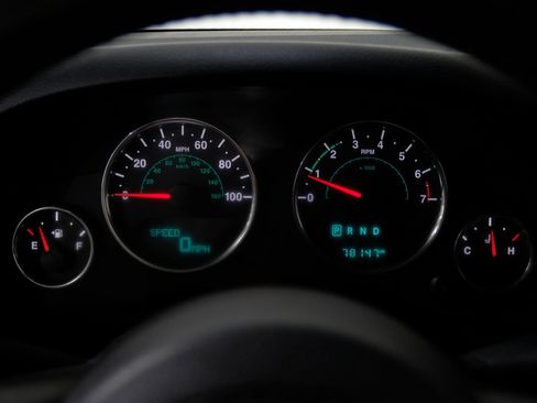 Used 2017 Jeep Wrangler Unlimited Sahara w/ Connectivity Group image 26