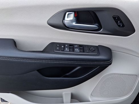 Used 2024 Chrysler Pacifica Touring-L FWD image 10
