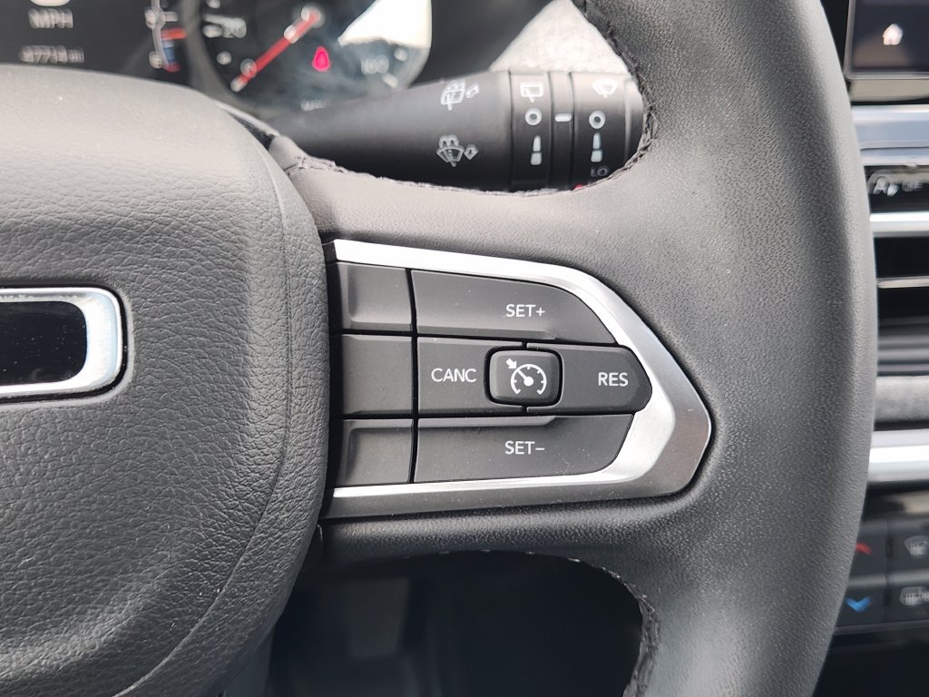 Used 2025 Jeep Compass Latitude AWD/4WD image 30
