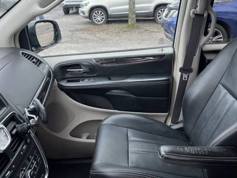 Used 2016 Chrysler Town & Country Touring image 23