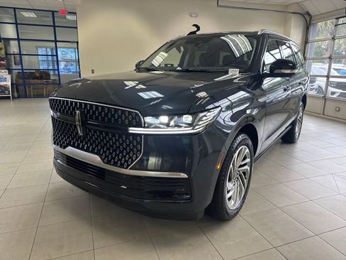 Used 2025 Lincoln Navigator Reserve AWD/4WD image 3