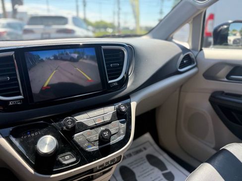 Used 2022 Chrysler Pacifica Touring-L FWD image 19
