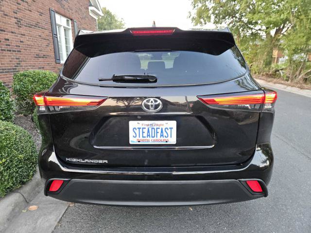 Used 2021 Toyota Highlander L FWD image 4