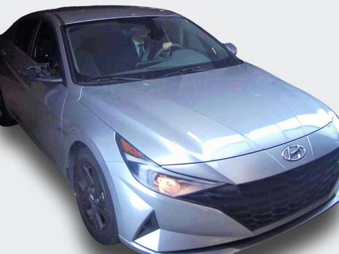 Used 2022 Hyundai Elantra SEL image 2