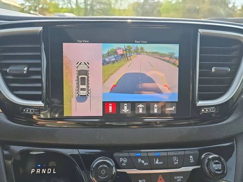 Used 2024 Chrysler Pacifica Limited w/ Uconnect Theater Family Group FWD image 18