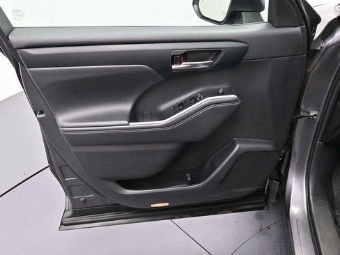 Used 2022 Toyota Highlander XLE FWD image 11