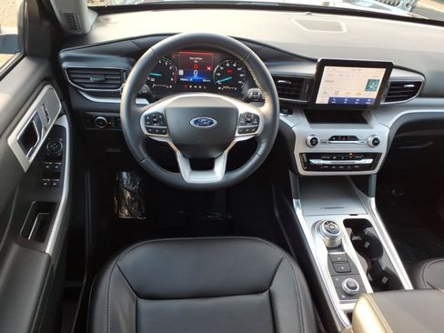 Used 2024 Ford Explorer XLT w/ Equipment Group 202A AWD/4WD image 8