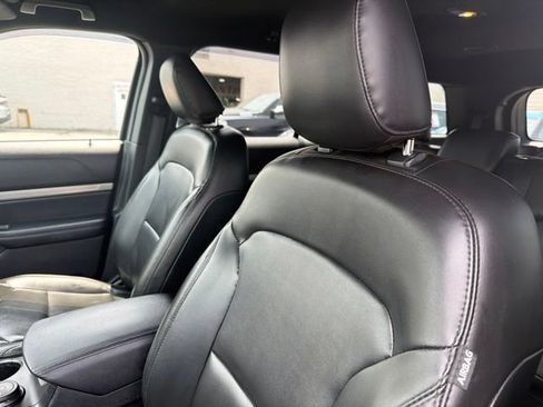 Used 2019 Ford Explorer XLT w/ Equipment Group 202A AWD/4WD image 13