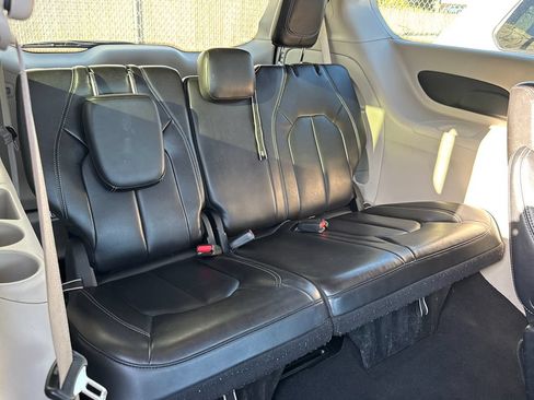 Used 2023 Chrysler Pacifica Touring-L FWD image 6