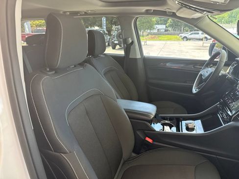 Used 2023 Jeep Grand Cherokee Laredo w/ Luxury Tech Group I AWD/4WD image 19