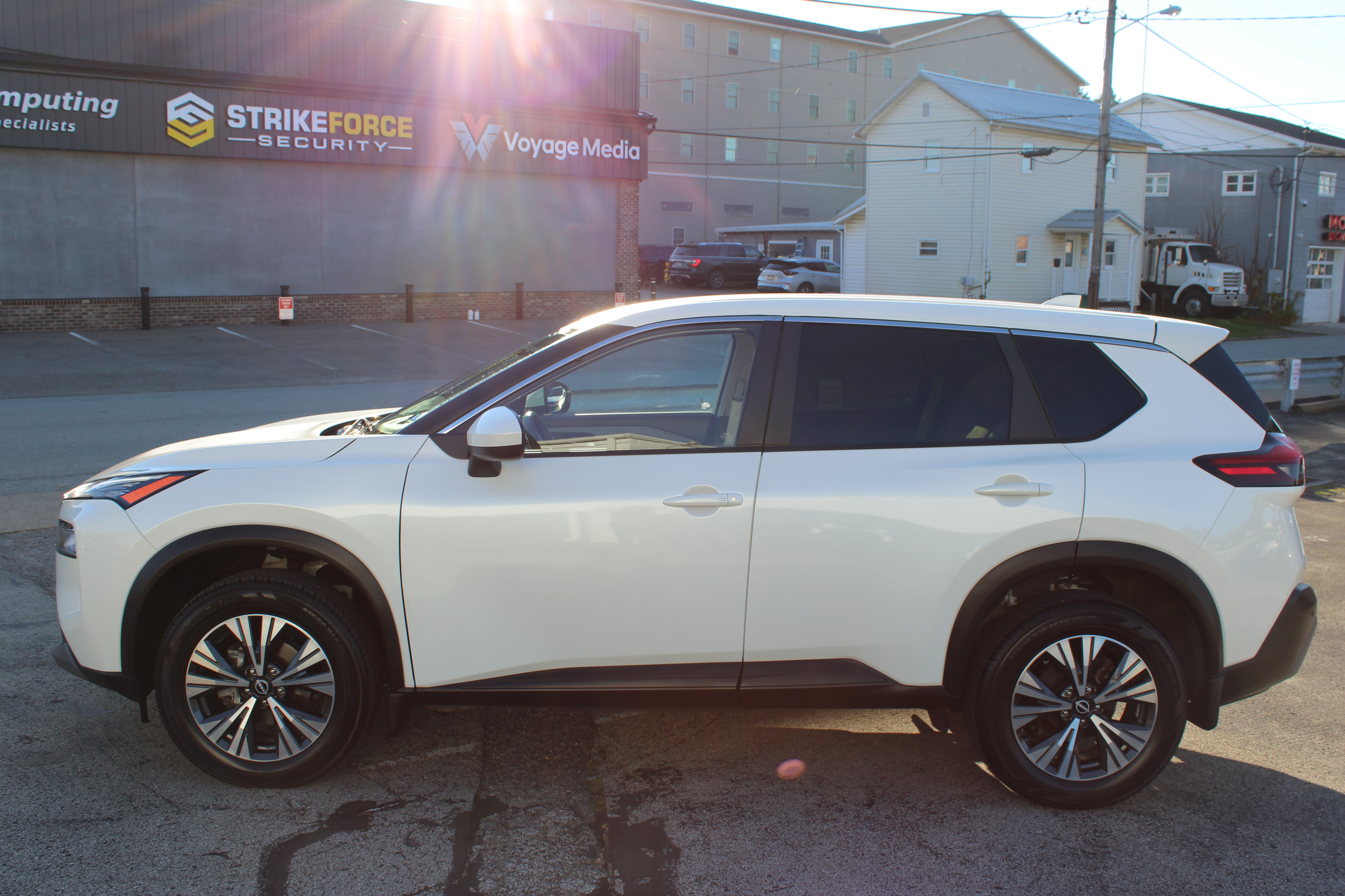 Used 2023 Nissan Rogue SV AWD/4WD image 2