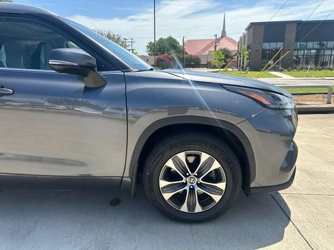 Used 2023 Toyota Highlander XLE AWD/4WD image 7