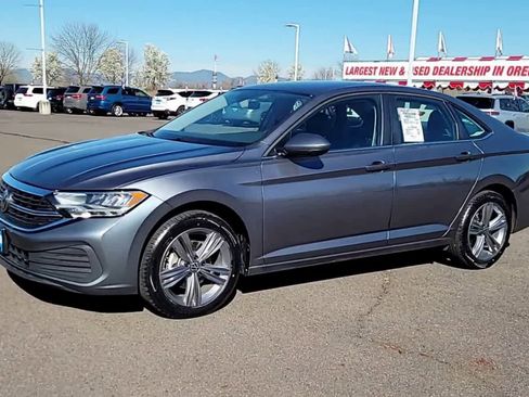 Used 2024 Volkswagen Jetta SE image 4