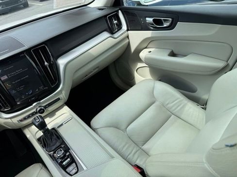 Used 2019 Volvo XC60 T5 Momentum w/ Multimedia Package AWD/4WD image 10