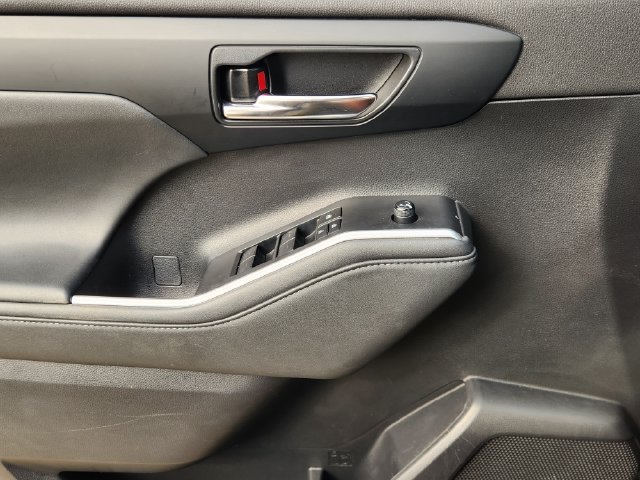 Used 2023 Toyota Highlander XSE FWD image 16