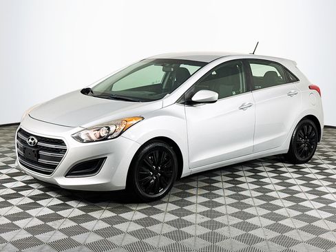 Used 2017 Hyundai Elantra GT image 4