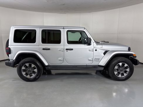 Used 2022 Jeep Wrangler Unlimited Sahara AWD/4WD image 9