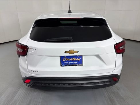 Used 2024 Chevrolet Trax LS w/ LS Convenience Package FWD image 7