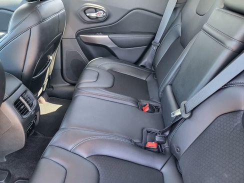Used 2019 Jeep Cherokee Latitude Plus w/ Comfort/Convenience Group AWD/4WD image 27