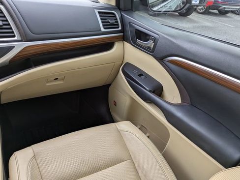 Used 2018 Toyota Highlander Limited Platinum FWD image 17