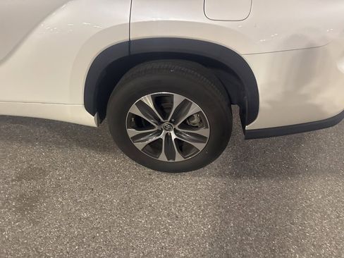 Used 2021 Toyota Highlander XLE image 11