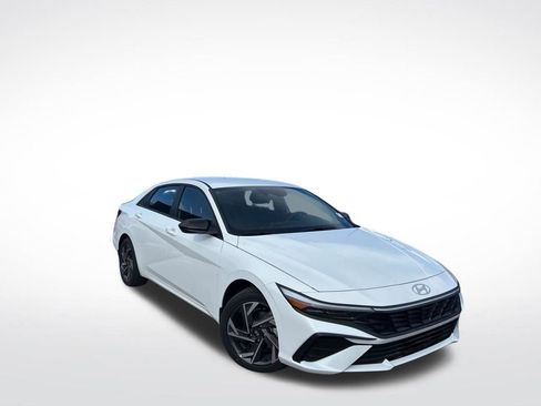 Used 2025 Hyundai Elantra SEL FWD image 3