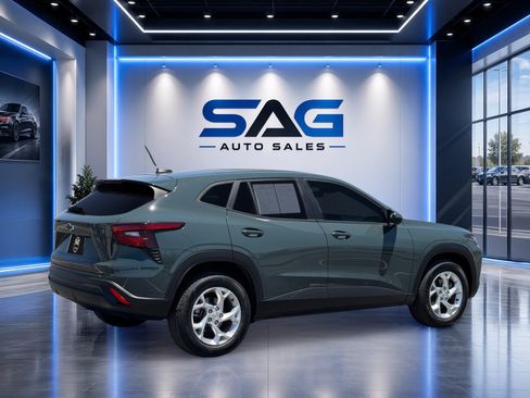 Used 2025 Chevrolet Trax LS w/ LS Convenience Package FWD image 4
