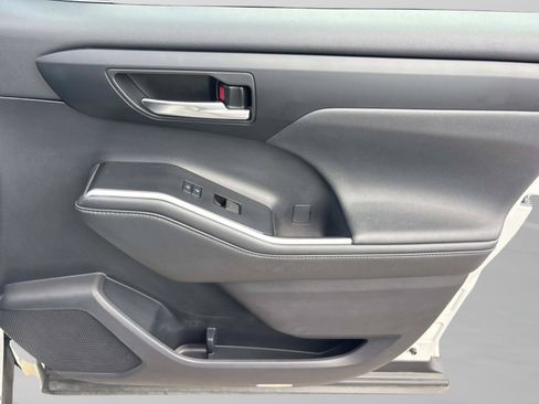Used 2021 Toyota Highlander XLE FWD image 19