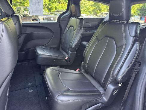 Used 2025 Chrysler Pacifica Select FWD image 9