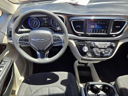 Used 2018 Chrysler Pacifica Touring Plus FWD image 9