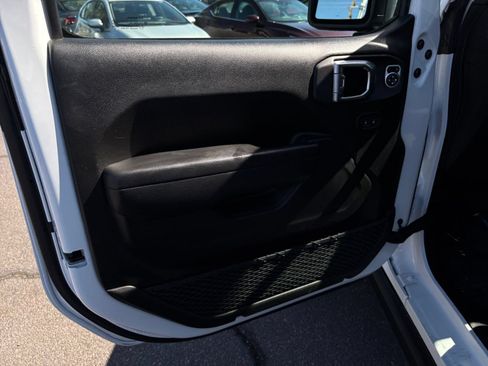Used 2025 Jeep Wrangler Unlimited Rubicon AWD/4WD image 15
