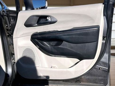 Used 2020 Chrysler Pacifica Touring-L image 24